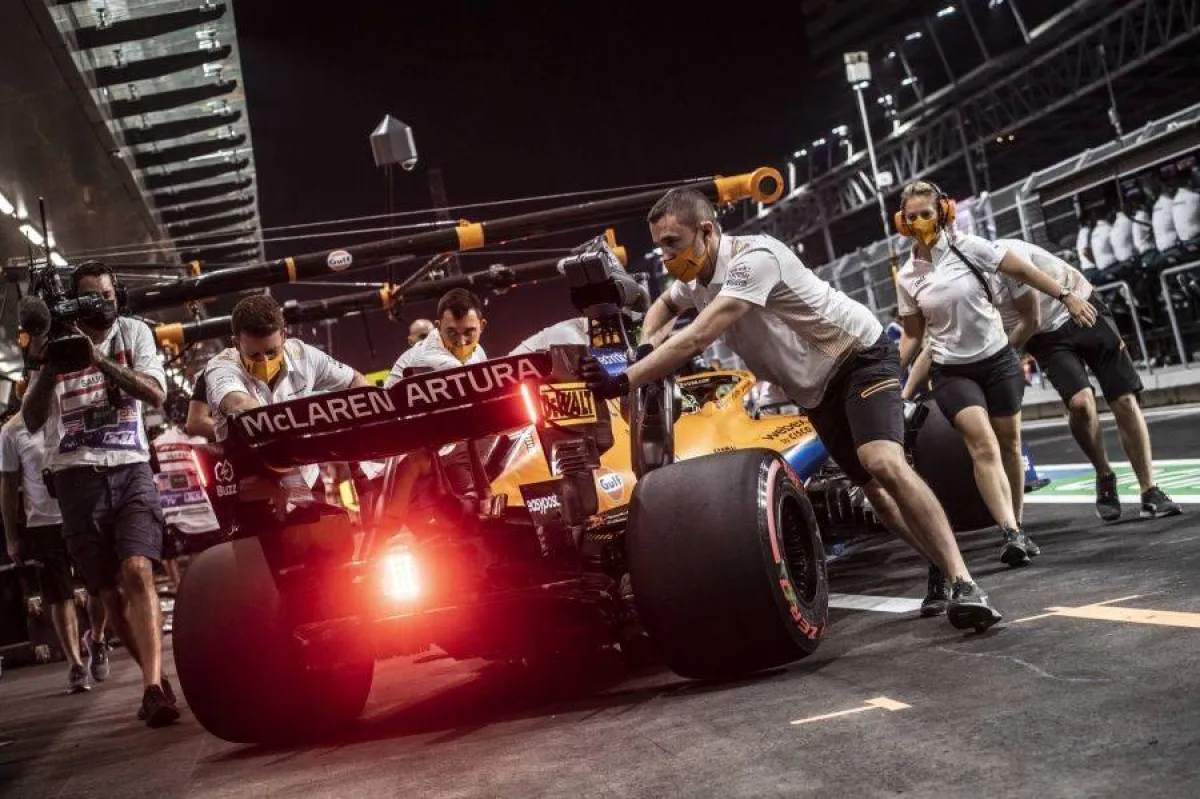 بداية الجائزة السعودية الكبرى stc للفورمولا 1 لعام 2022 خروج شوماخر وانتزاع المكسيكي المركز الأول 