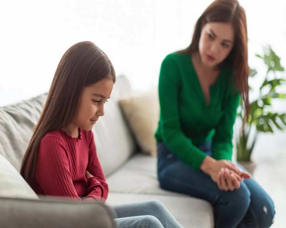 صورة لأم تتكلم مع ابنتها