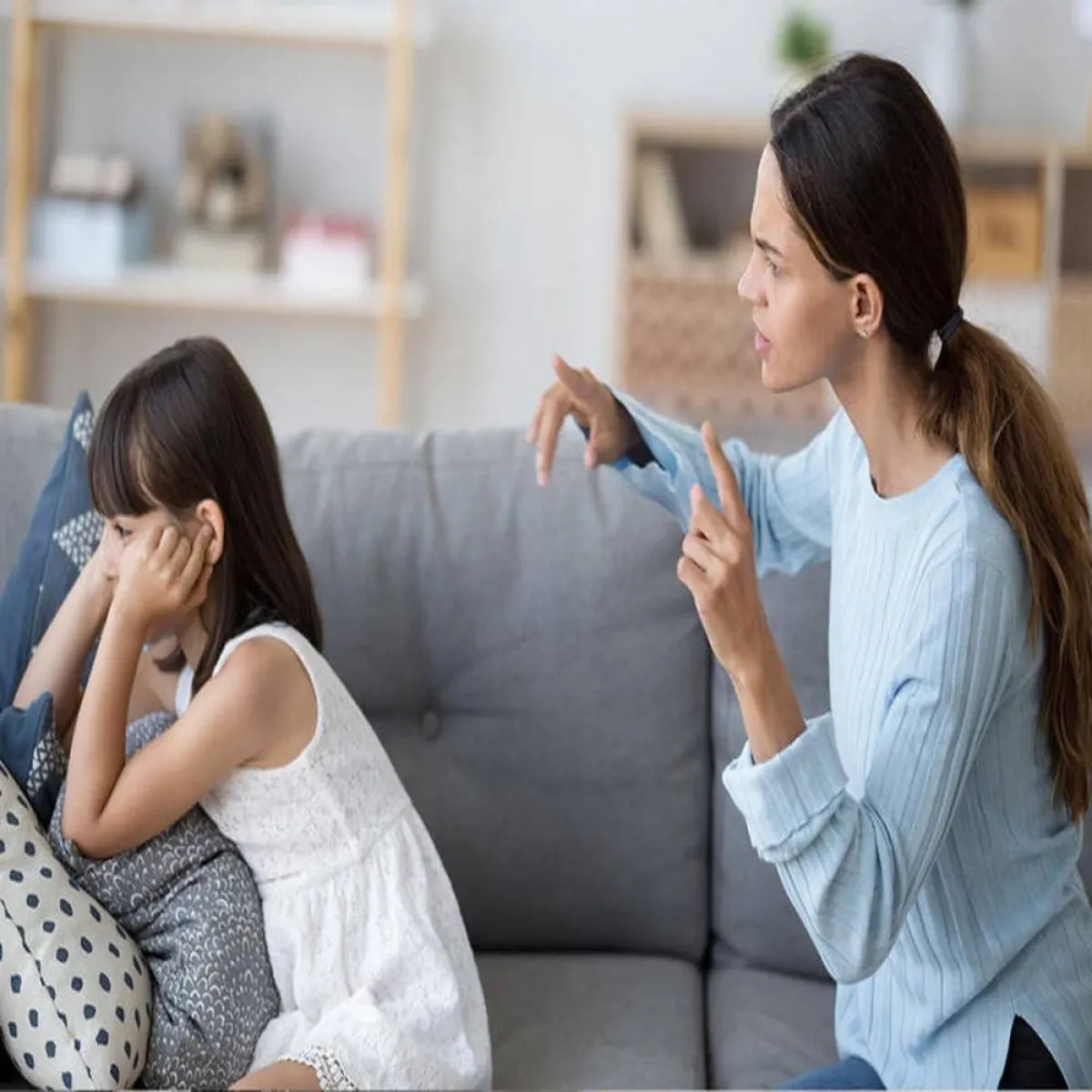 صورة لأم تصرخ في وجه ابنتها