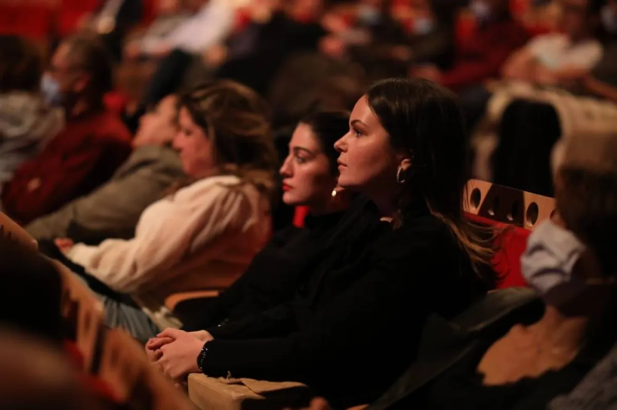 انبهار وإعجاب  بالعرض-  الصورة من موقع  وزارة الثقافة على الفيس بوك