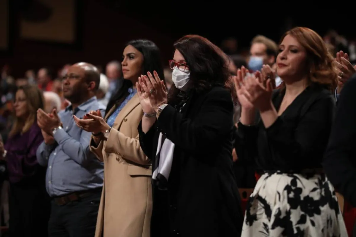 وزيرة الثقافة تصفق إعجاباً بالعرض- الصورة من حساب وزارة الثقافة على الفيس بوك