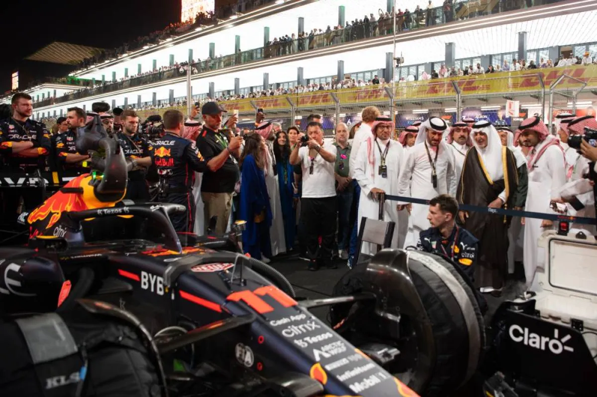 أثناء متابعة خالد الفيصل لختام الفورمولا1