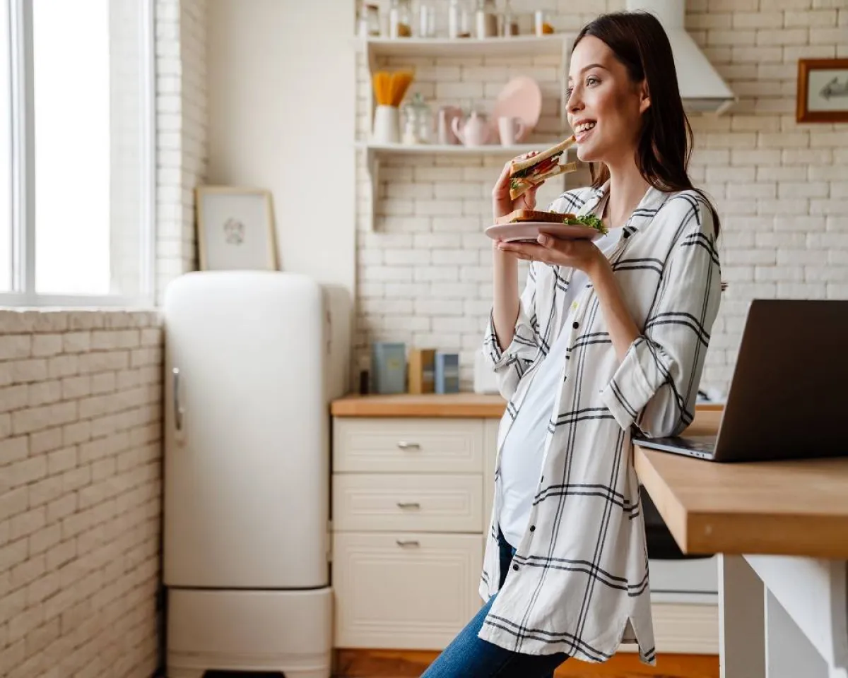 صورة لامرأة حامل تتناول الطعام