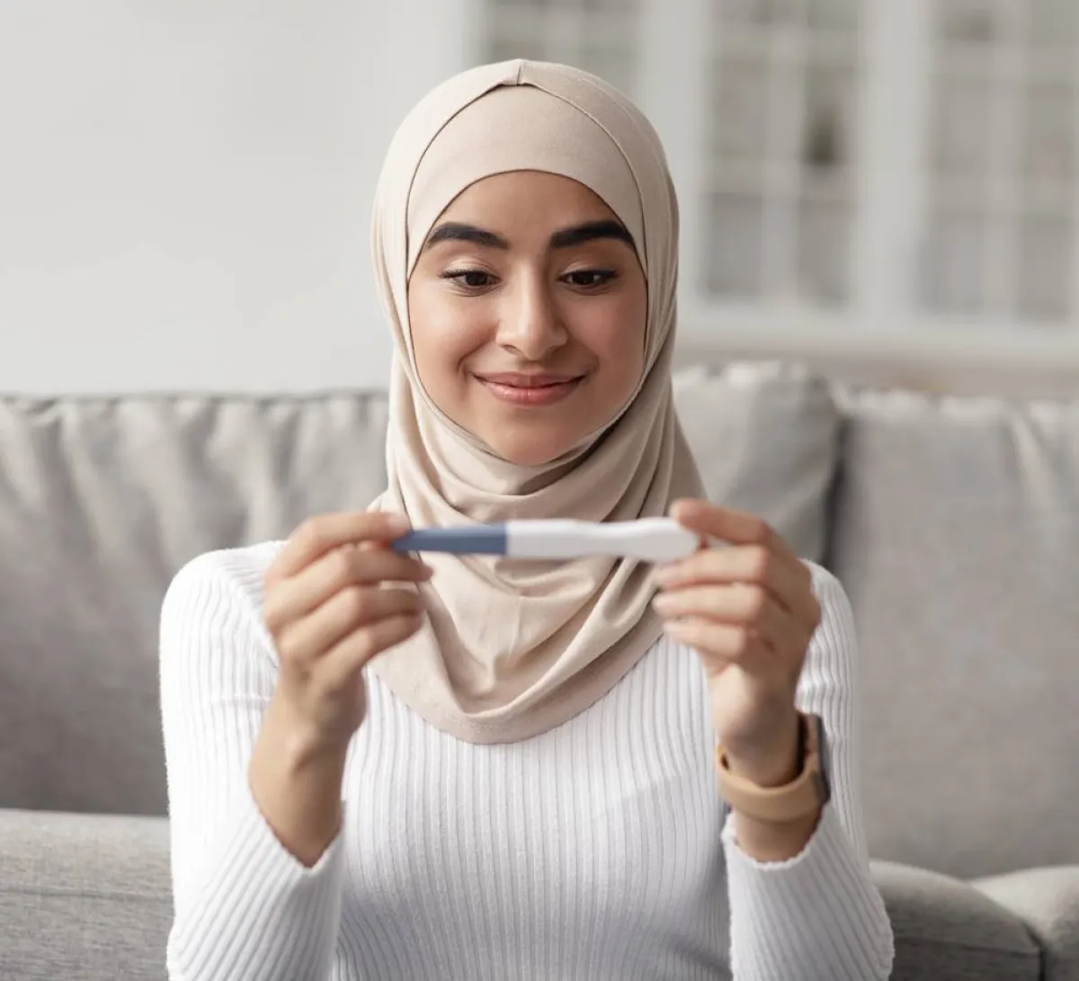 صورة سيدة فرحة بحدوث الحمل