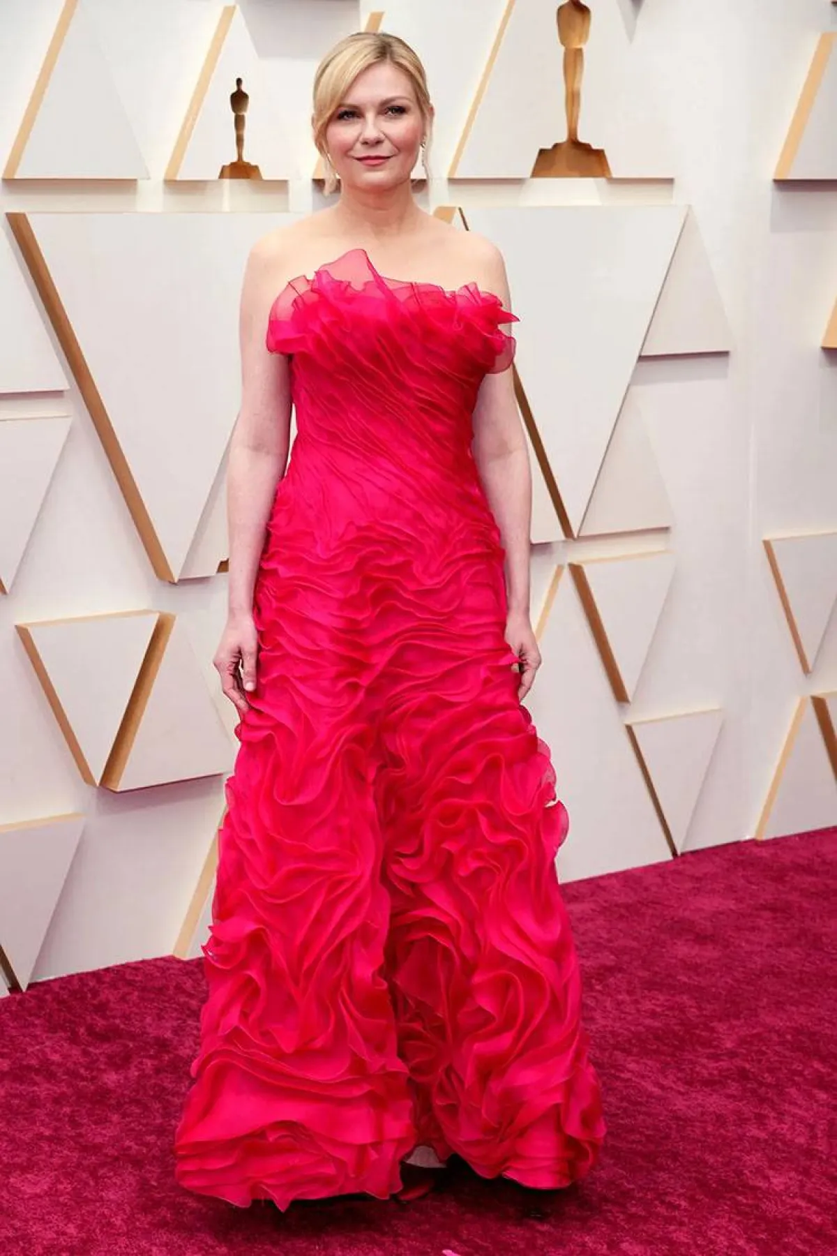 كيرستن دانست ترتدي فستاناً أحمر 