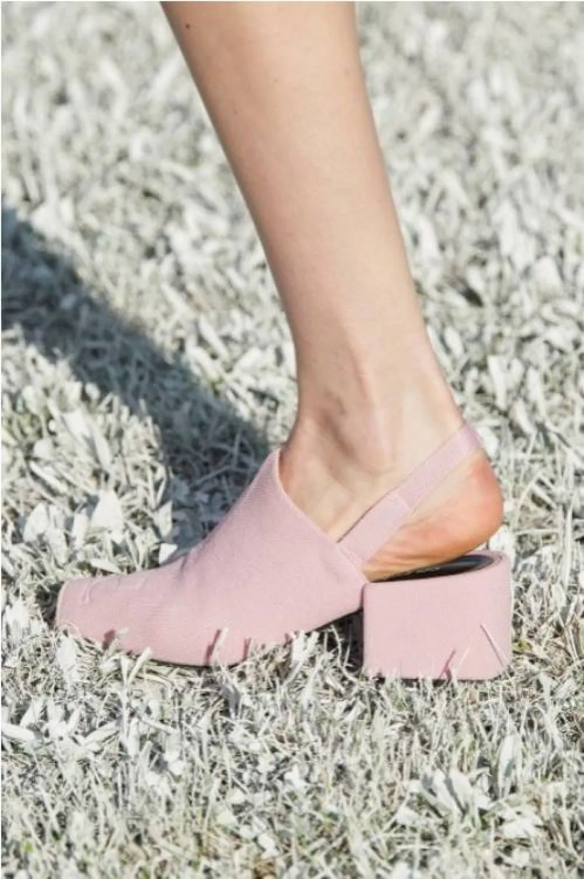 حذاء مريح بكعب صغير من كوريج  Courreges