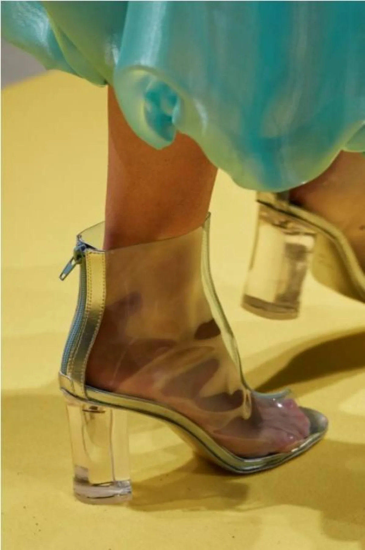 حذاء شفاف من هوي  Hui