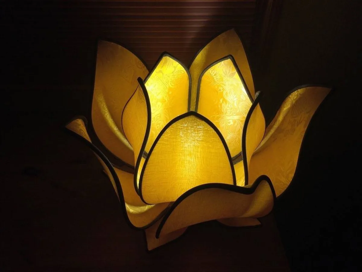 اكسسوار مضيء يُجمّل الغرفة التي يحلّ فيها