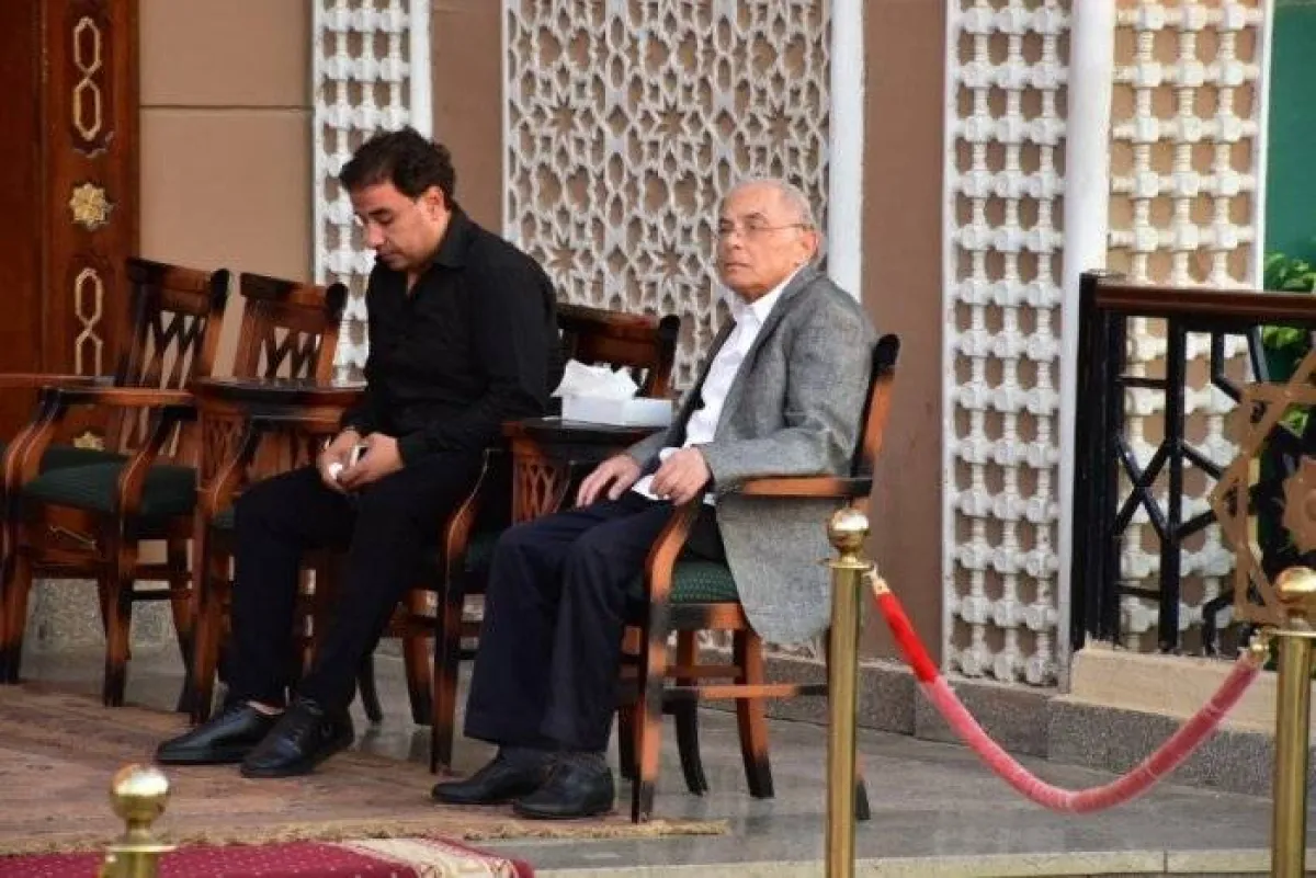 الفنان الراحل عهدي صادق في سرادق أحد العزاءات - الصورة من حسابه على فيسبوك