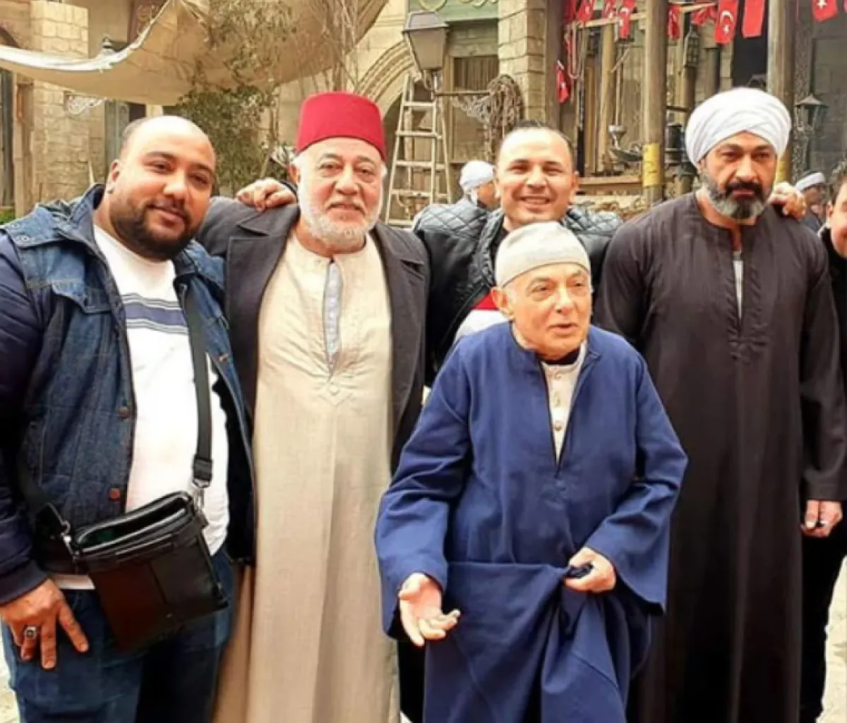 الفنان عهدي صادق في آخر أعماله الفتوة في لوكيشن التصوير مع ياسر جلال - الصورة من حسابه على فيسبوك