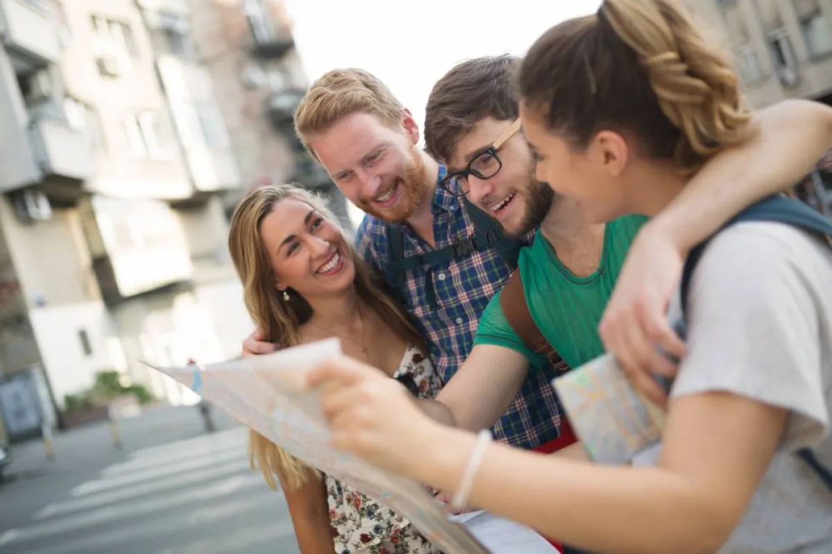 تبادل اللغة المحلية بين السكان المحليين والمسافر