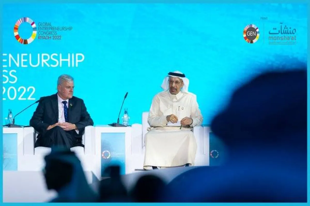 وزير الاستثمار وجوناثان أورتمانز. الصورة من تويتر منشآت