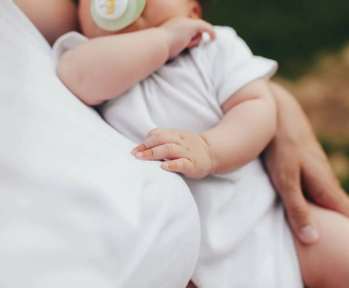 صورة لمولود في حضن أمه 