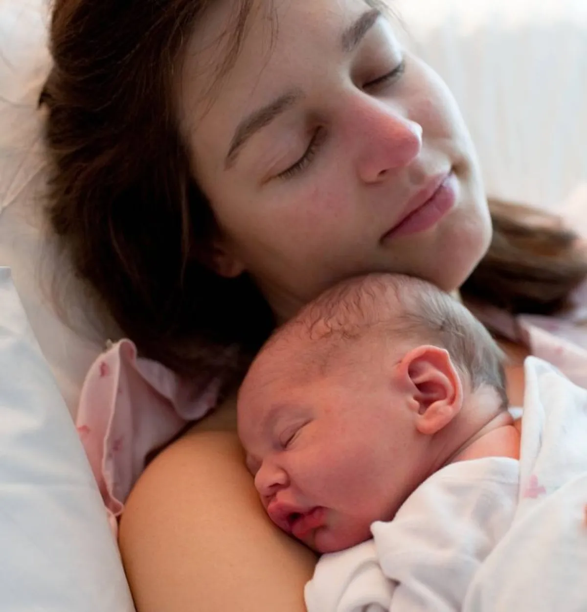 صورة لنوم الأم مع طفلها