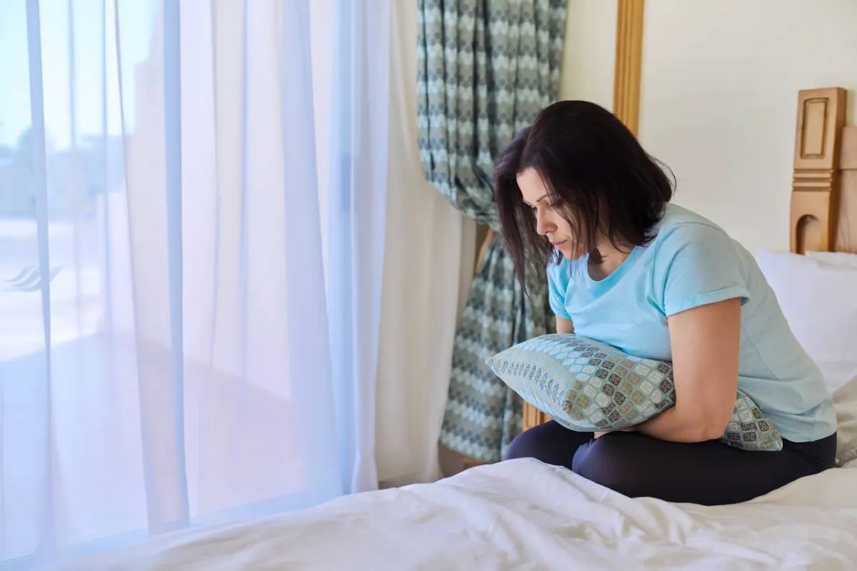 صورة لامرأة تعاني من الغثيان