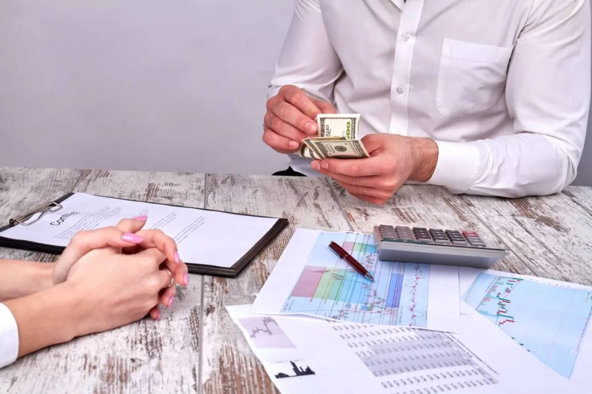 مجموعة من الشركات تجمع راهنًا بين العمل عن بعد وأداء بعض المهام في المكتب