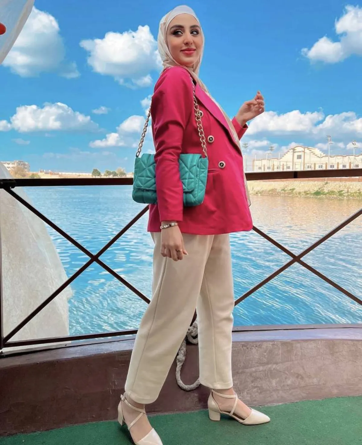 اطلالة العمل