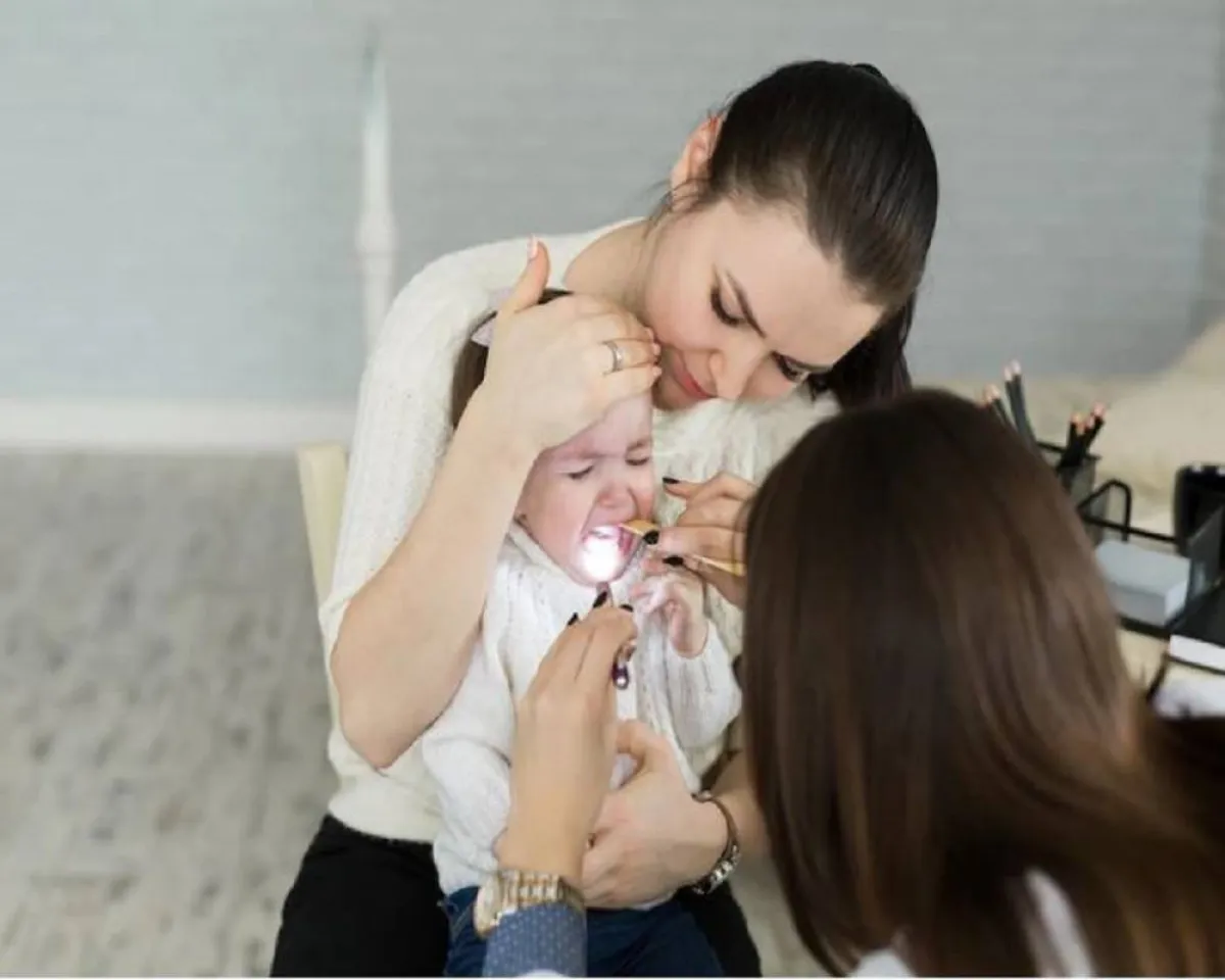 صورة لطفلة مصابة بالتهاب الحلق