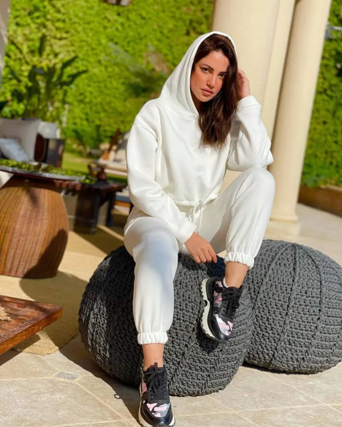 درة زروق بحذاء رياضي باللون الأسود  