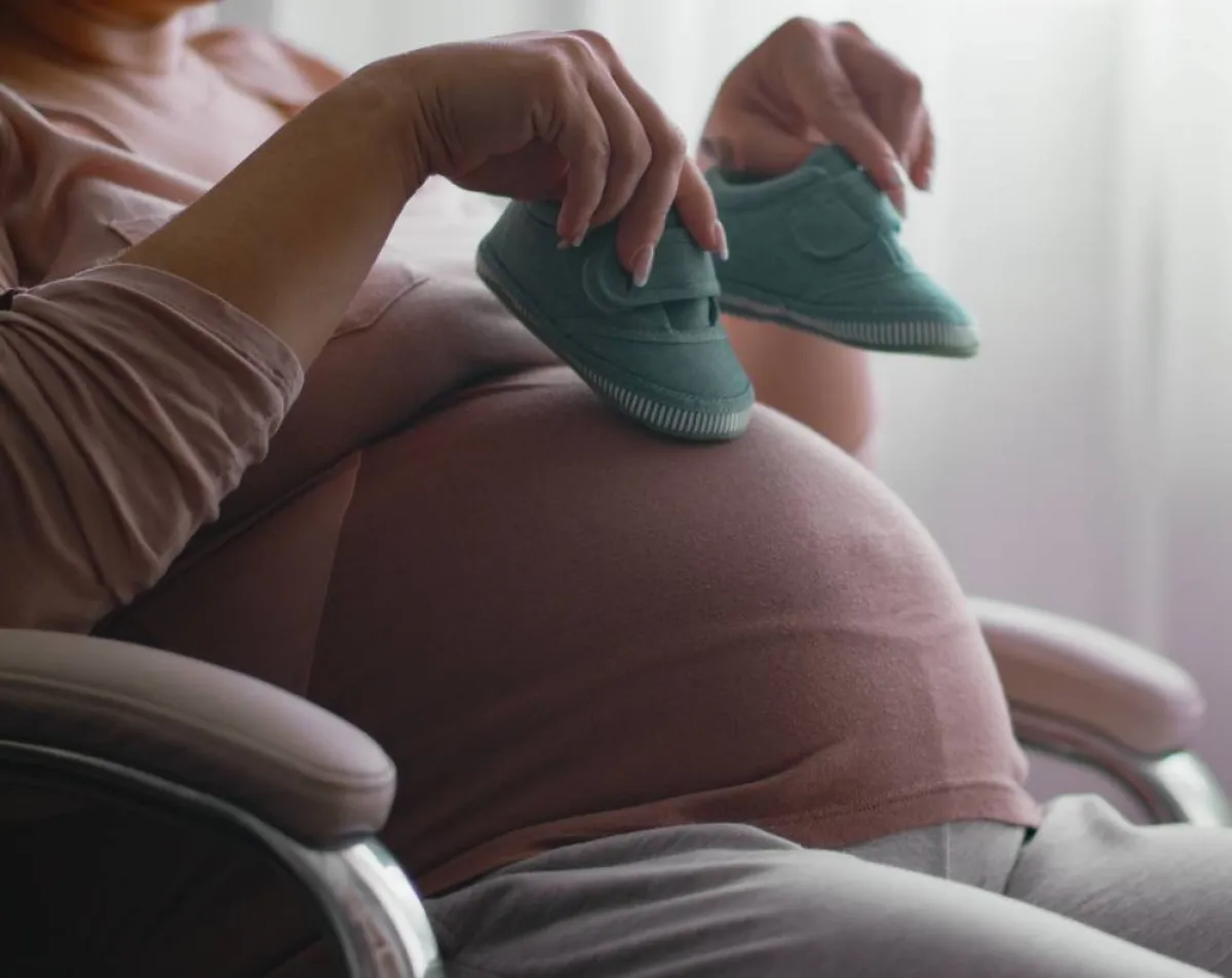 صورة لحامل سعيدة بانتظار مولودها