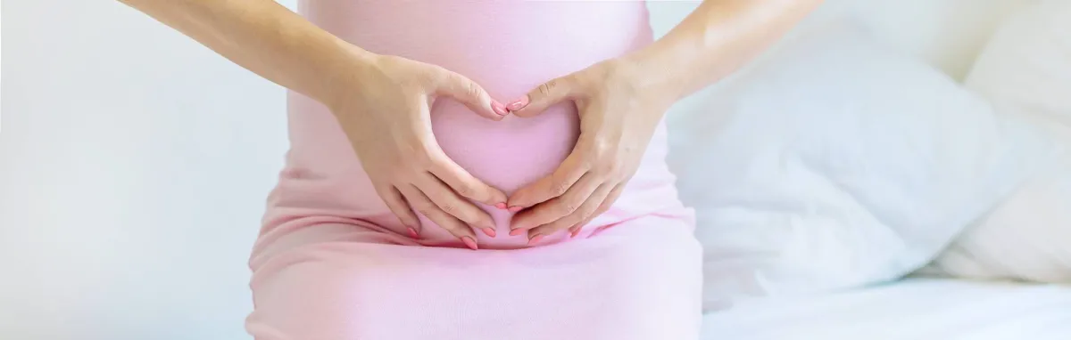 صورة لحامل سعيدة بحملها