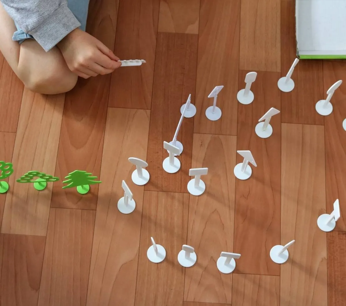 صورة مصاب بالتوحد يلعب