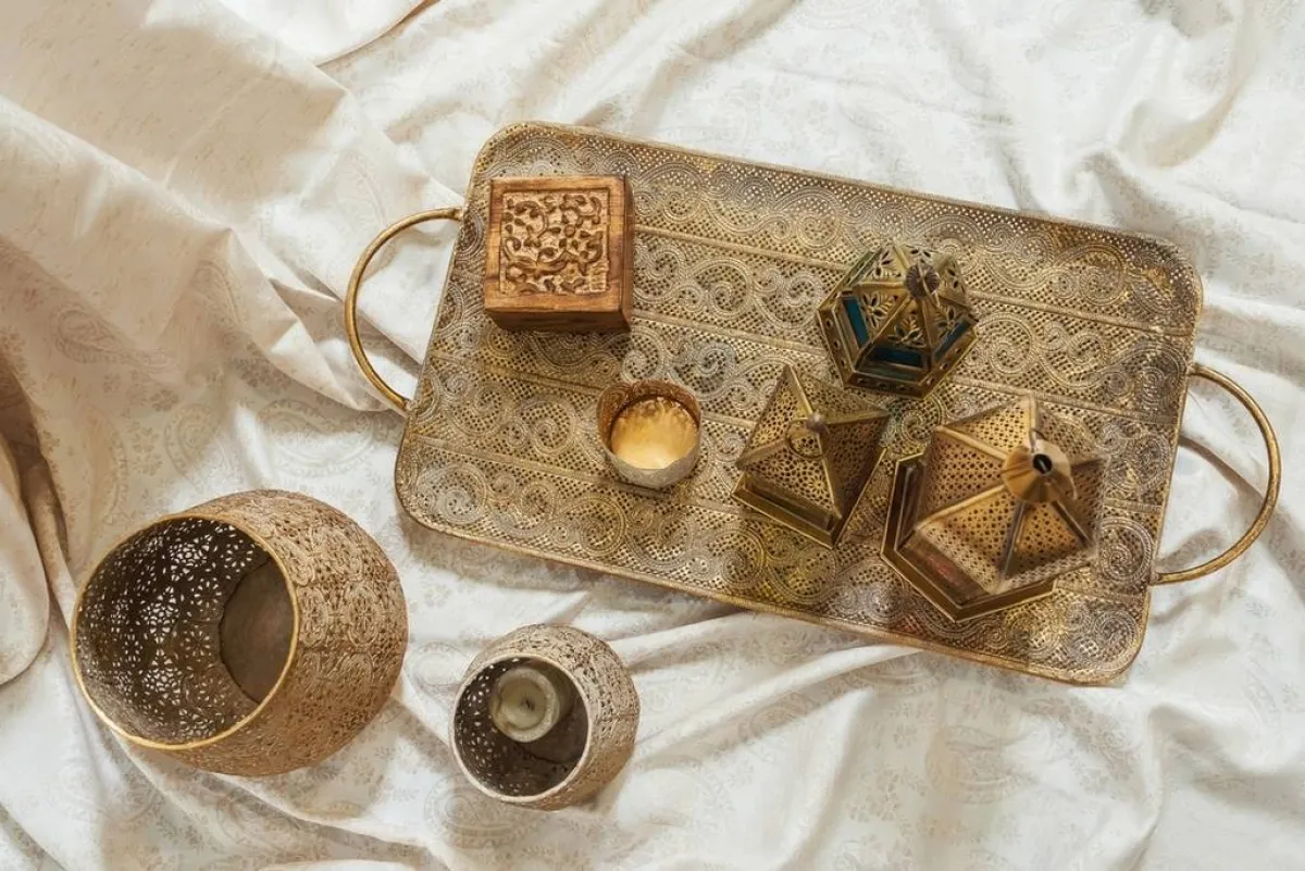 ركن رمضان يتزيّن بتحف ورموز دالّة إلى الشهر الكريم