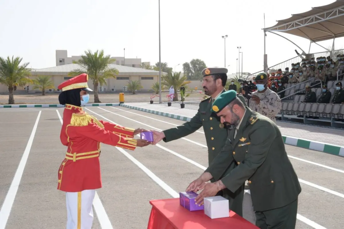 توزيع الشهادات على خريجي دورة الموسيقي التأسيسية من الذكور والإناث.الصورة من "وام"