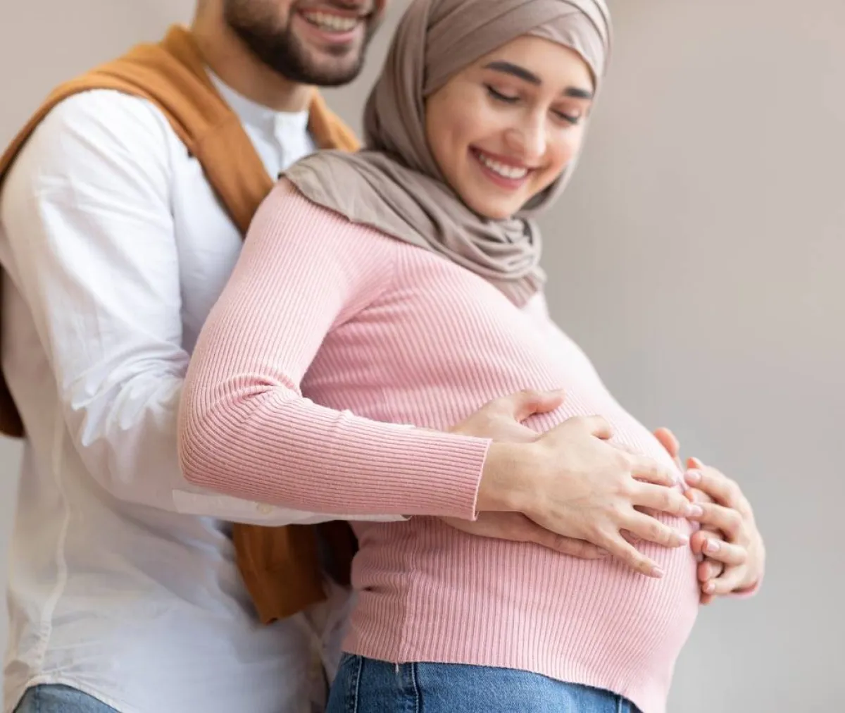 صورة لسعادة الحمل بين الزوجين