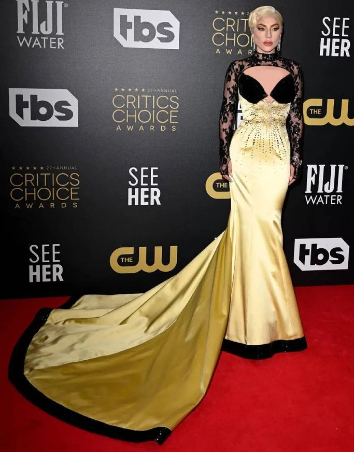 ليدي غاغا ترتدي الأصفر والأسود