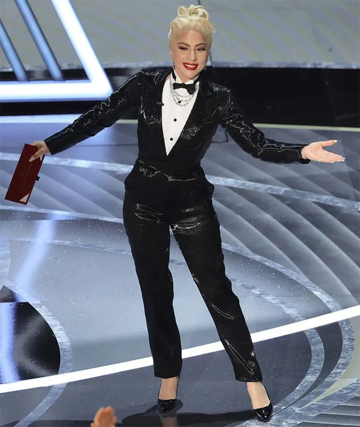 ليدي غاغا ترتدي بدلة سوداء من رالف لورن