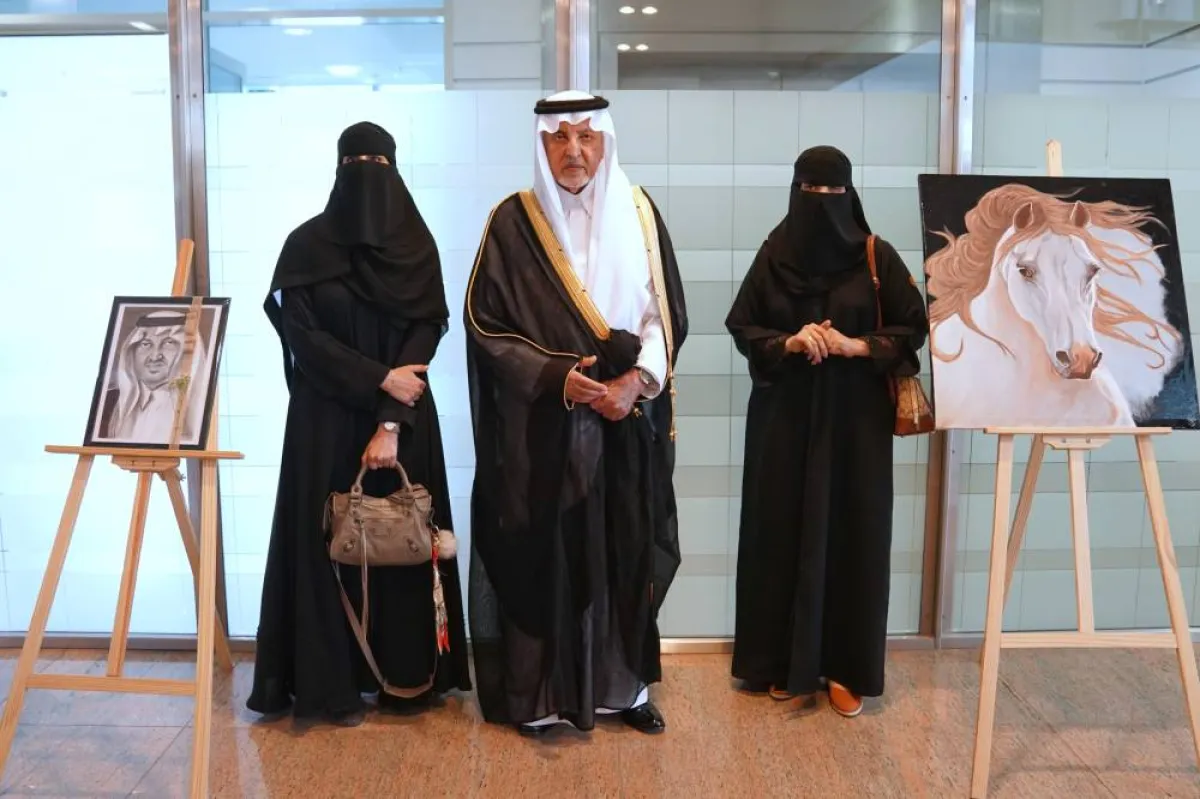 خالد الفيصل يلتقي الفنانة التشكيلية الكفيفة نوره حمود مجرشي