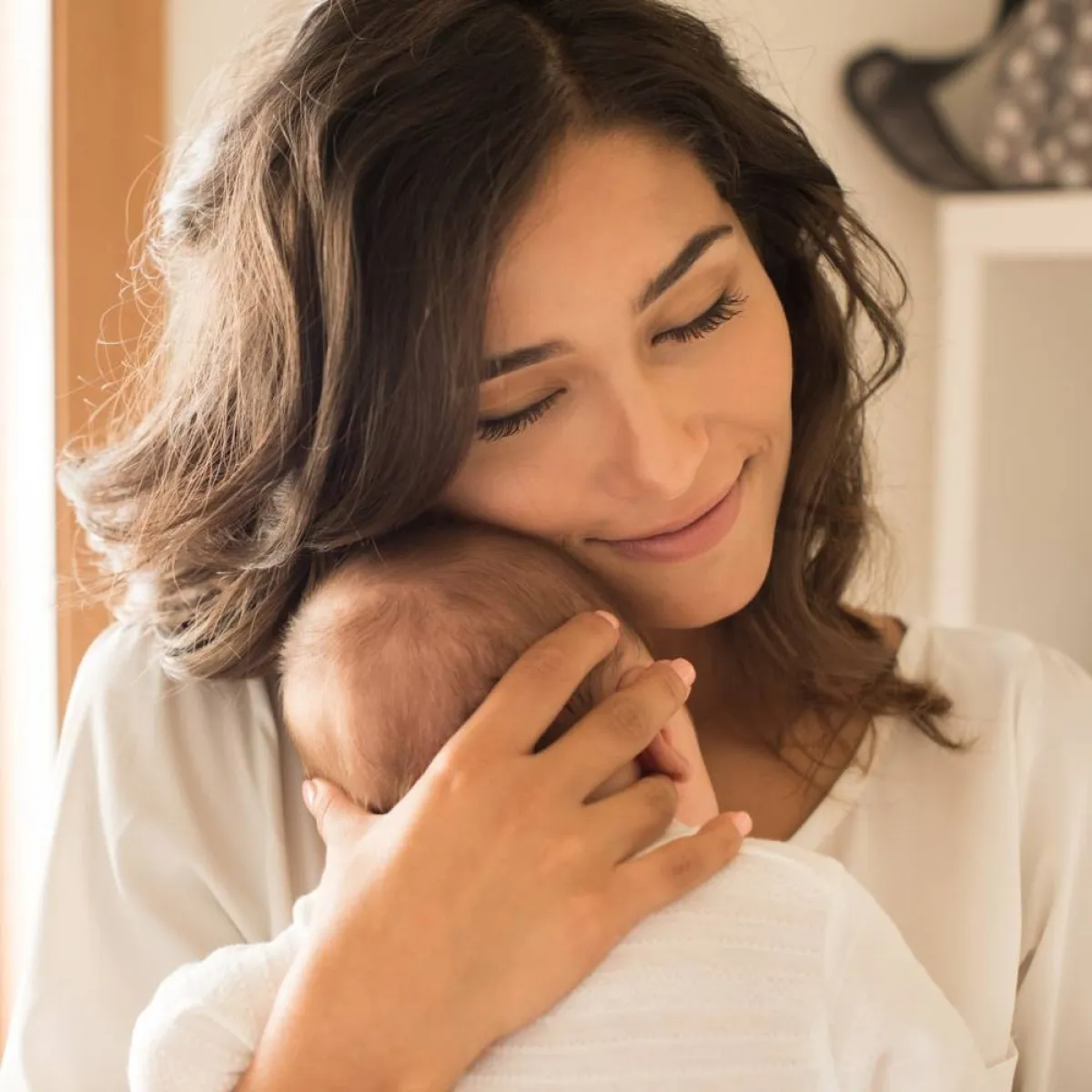 صورة لأم تضم طفلها