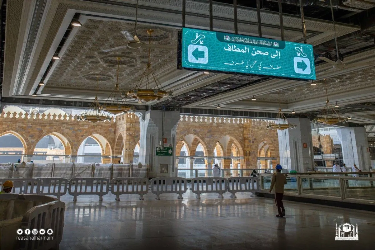 (82) شاشة إلكترونية داخل المسجد الحرام وساحاته لعرض المحتويات التوجيهية والإرشادية بعدة لغات