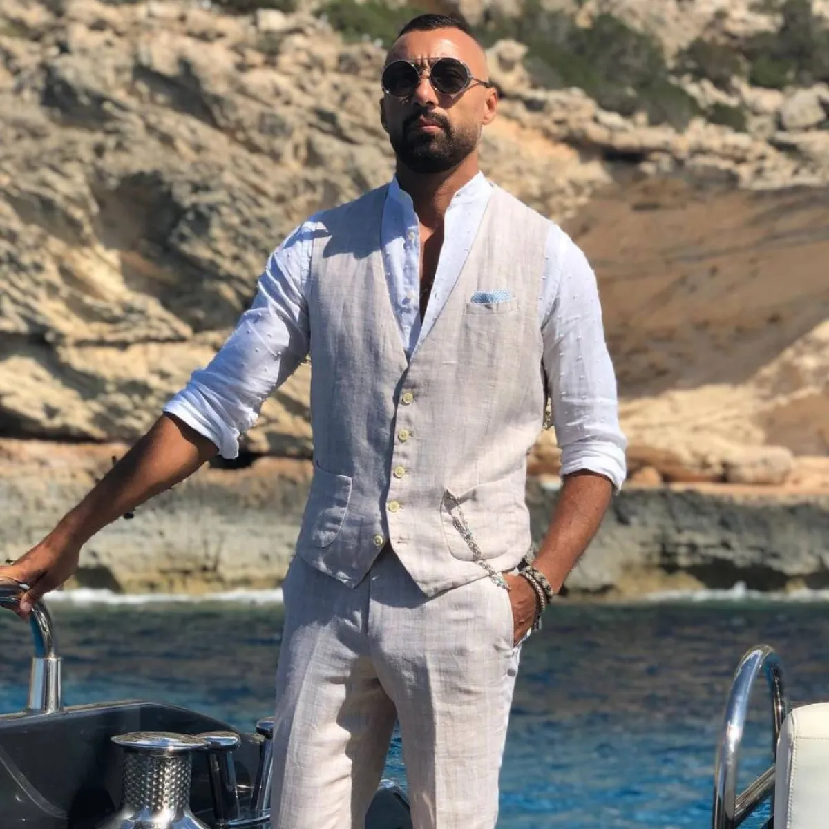 أحمد فهمي بمنديل جيب وقميص أزرق باستيل مع فيست أوف وايت