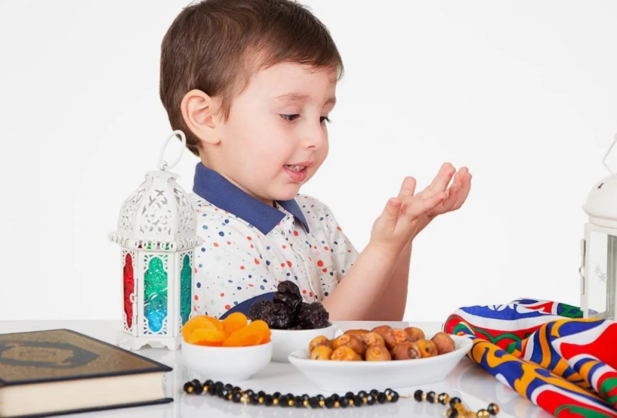 صورة لطفل يقوم بالدعاء