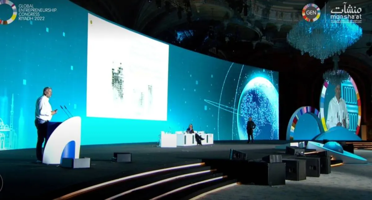  ميشال دي روتير وهو خبير في الجرافين  