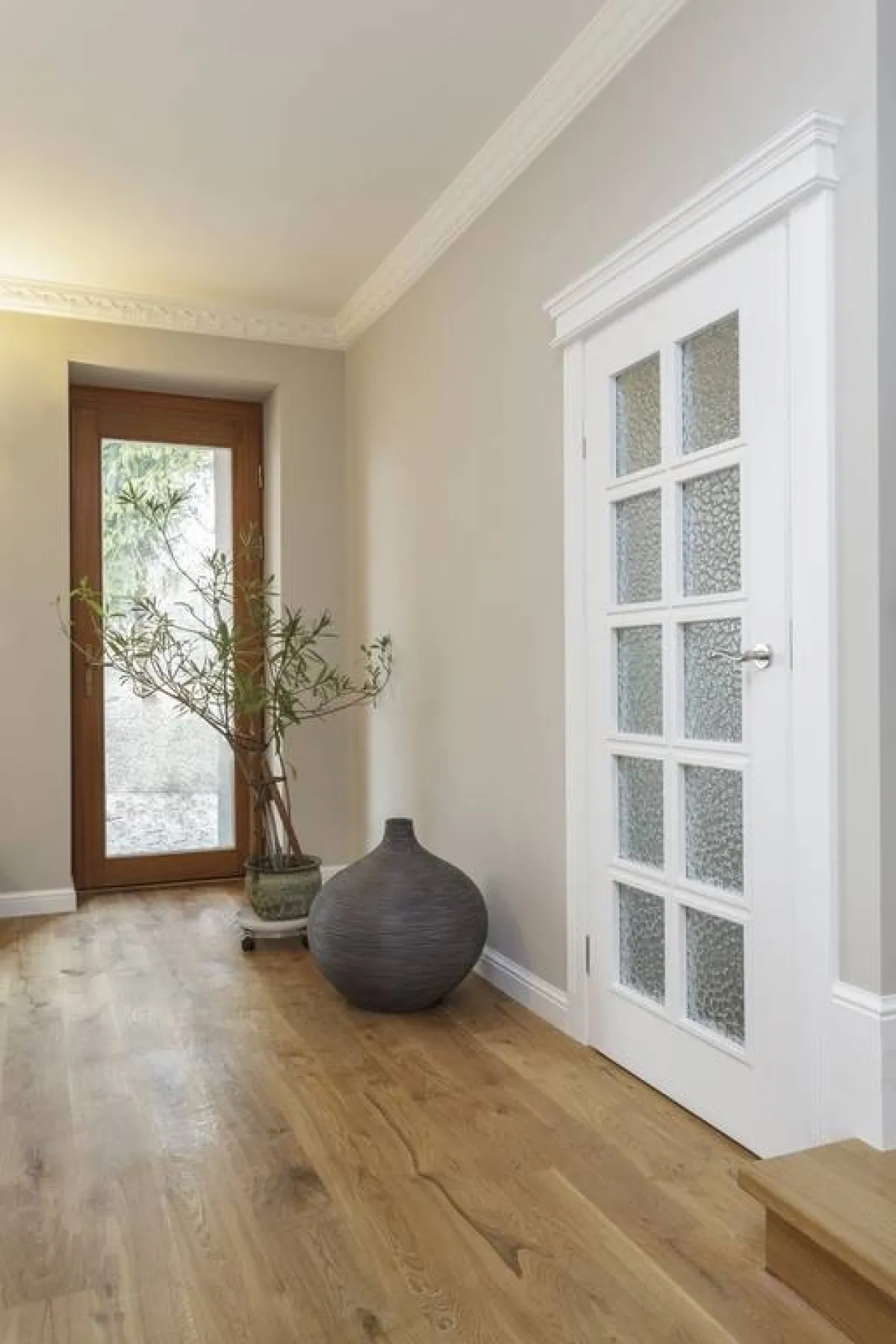 مهما كانت المادة المُستخدمة في تزيين السقف، لا بدّ من التنسيق مع أعمال الديكور الأخرى في الممرّ