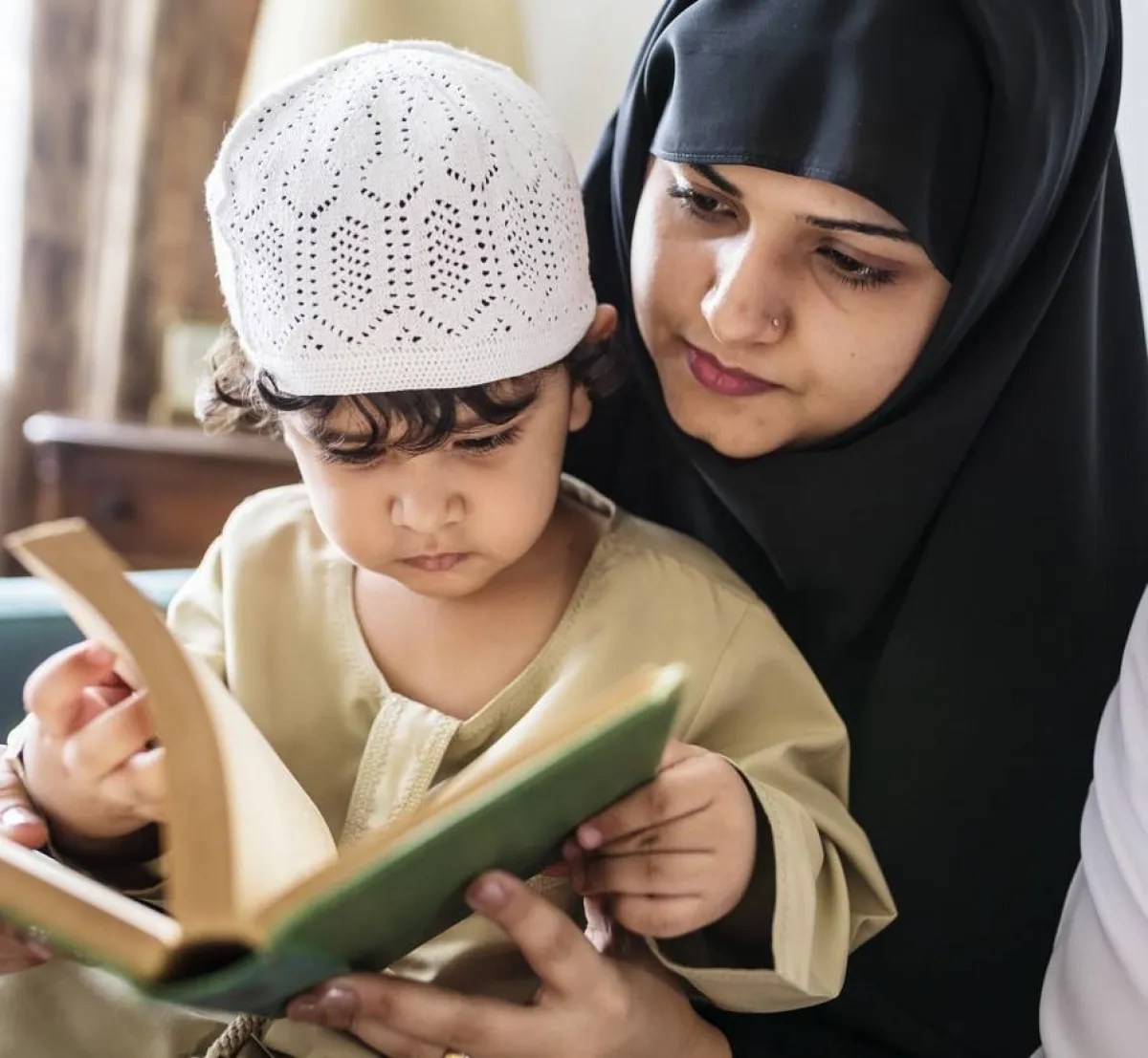 صورة لأم تعلم طفلها