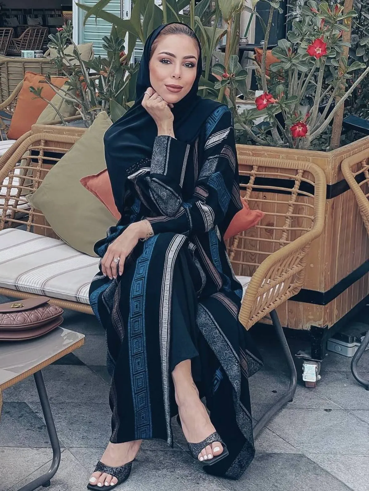 عباية بالوان داكنة