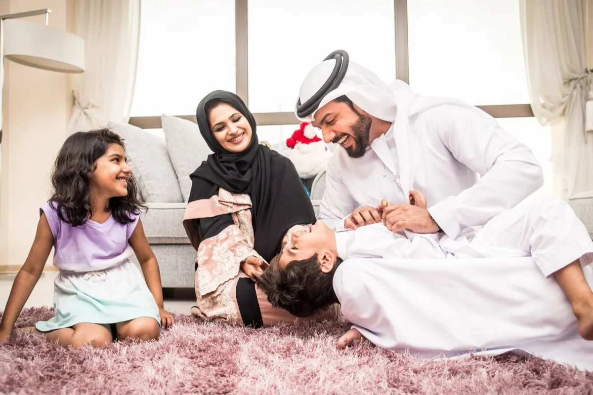 صورة لطفلة تستمتع بوقت الصيام مع والديها