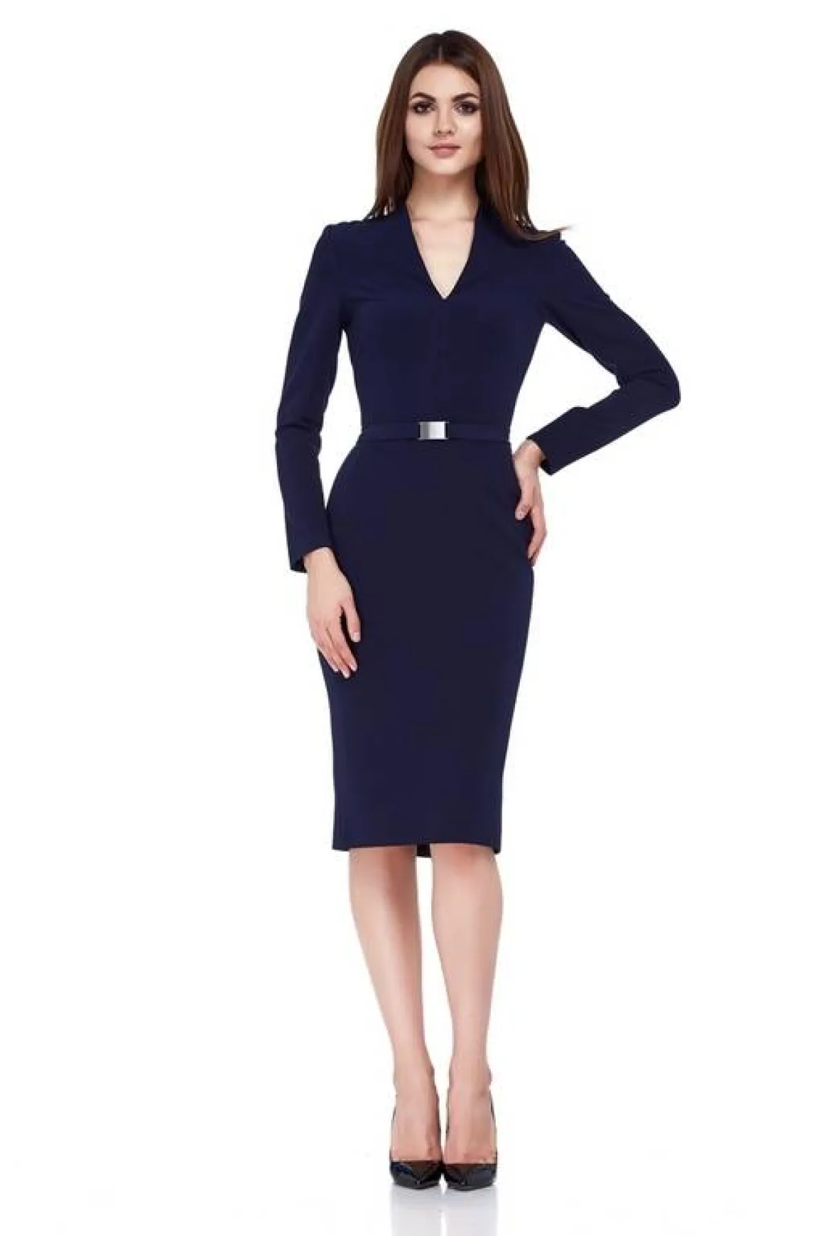 الملابس الرسميّة للمرأة قد تكون عبارة عن فستان متوسّط الطول بحيث يغطّي الركبتين