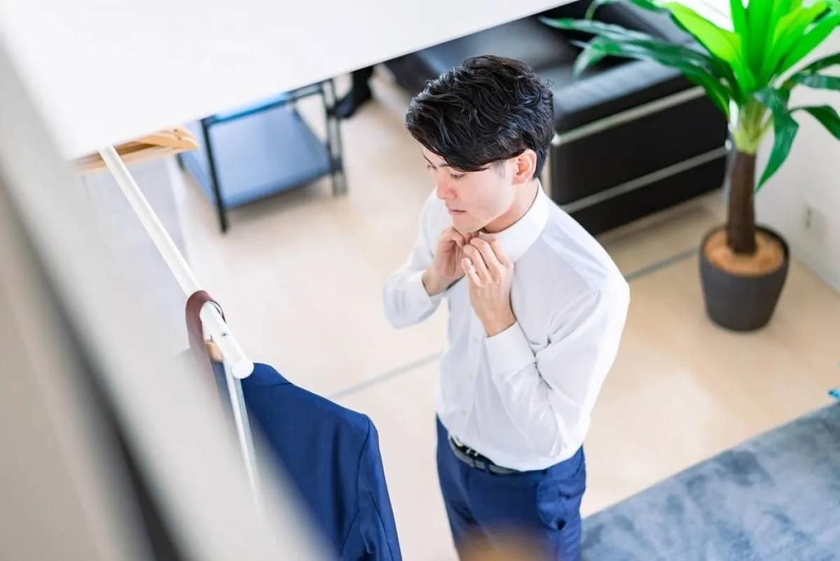 في الإطلالة الرسميّة، يتطابق حزام سروال الرجل مع الحذاء، لناحية اللون  