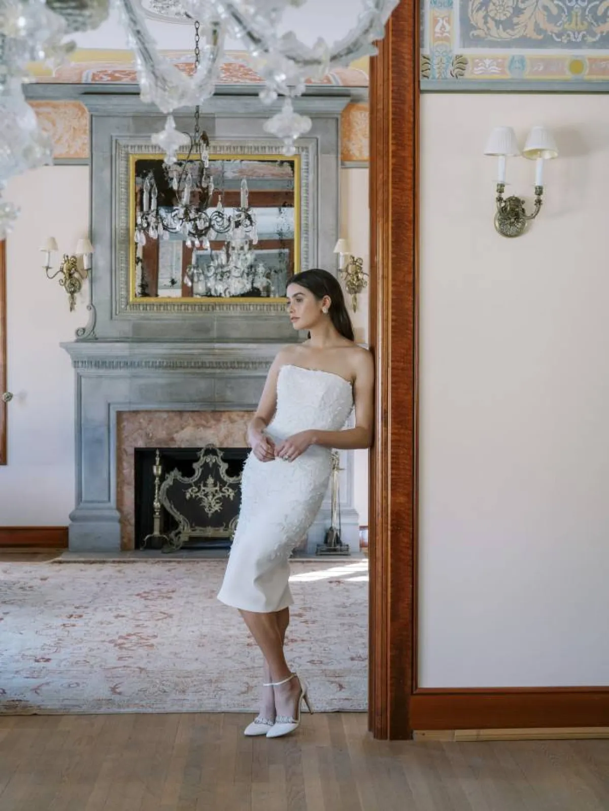 فستان زفاف ميدي من الكريب الأبيض المُطرَّز بالريش