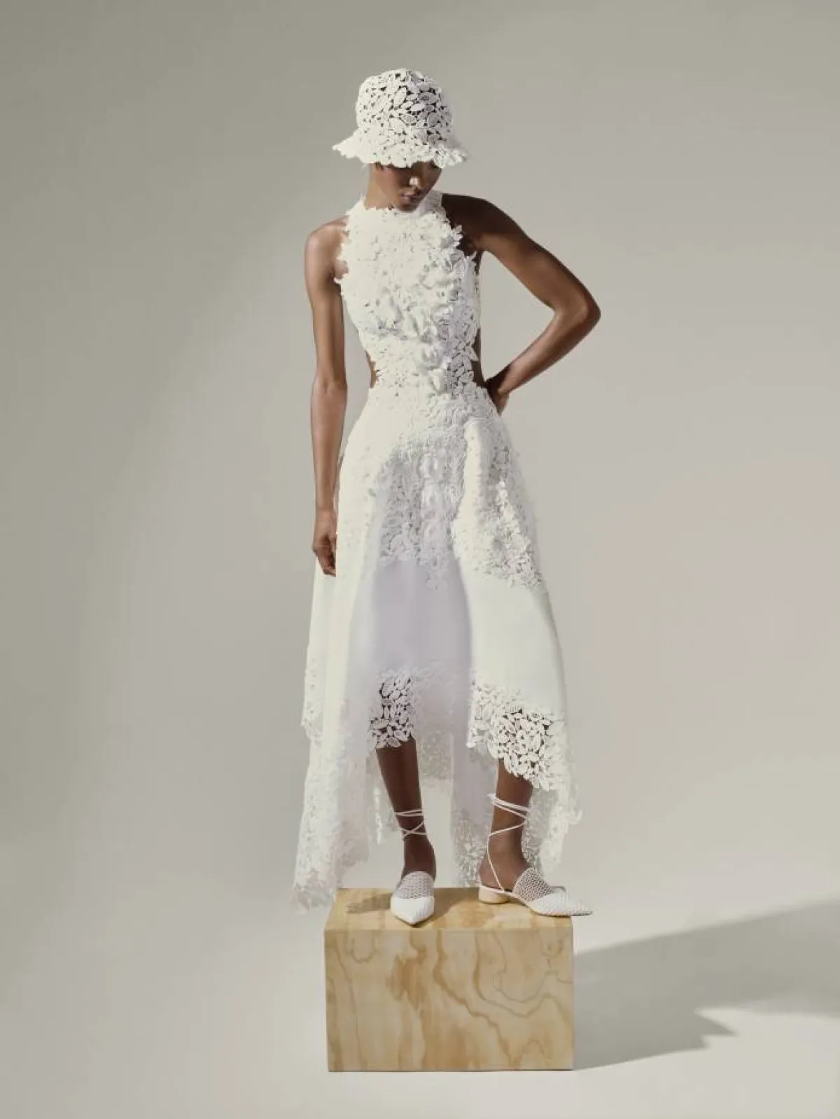 فستان زفاف ميدي كريب مُطرَّز بالورود البيضاء 