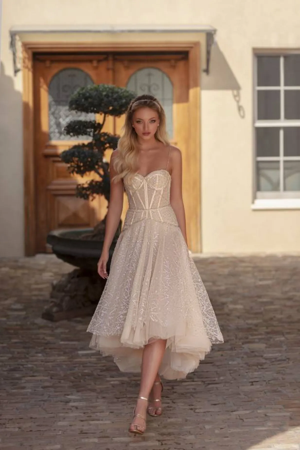 فستان زفاف ميدي بتوب منفوش مع توب كورسيه باللون البيج