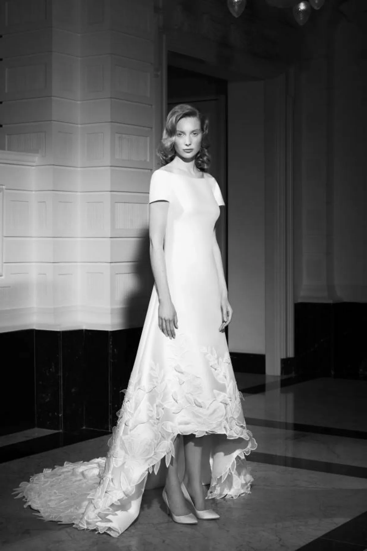 فستان زفاف ميدي ساتان مُطرَّز بالورود ثلاثية الأبعاد