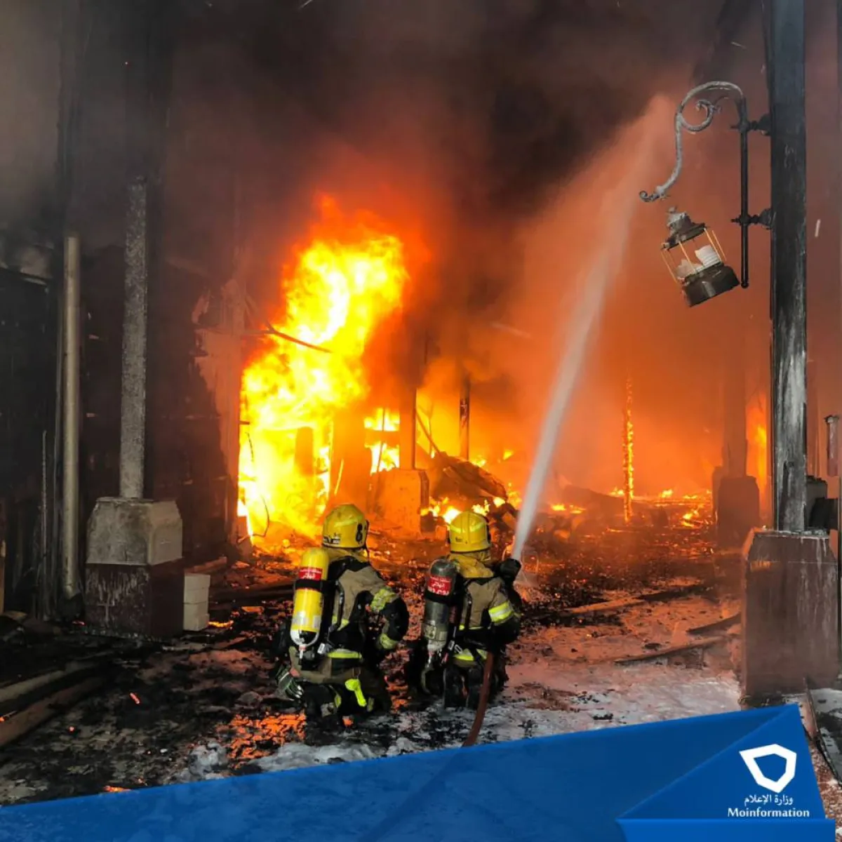 حريق هائل في سوق المباركية بالكويت.. وقوات الإطفاء تحاول إخماده - الصورة من حساب وزارة الإعلام على تويتر