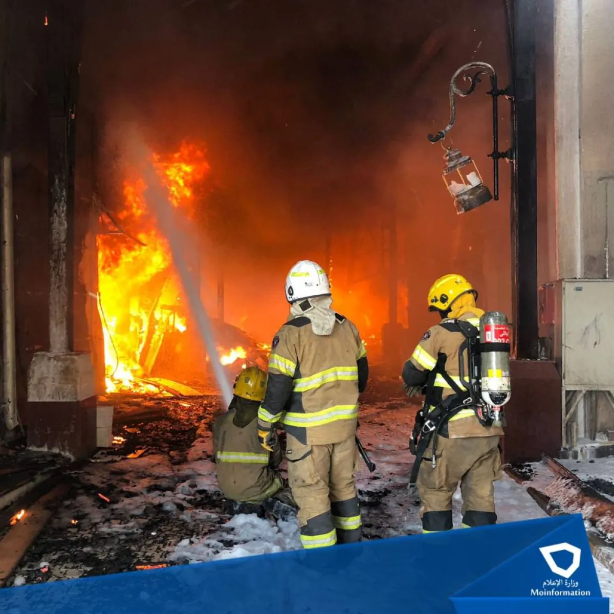 حريق هائل في سوق المباركية بالكويت.. وقوات الإطفاء تحاول إخماده - الصورة من حساب وزارة الإعلام على تويتر