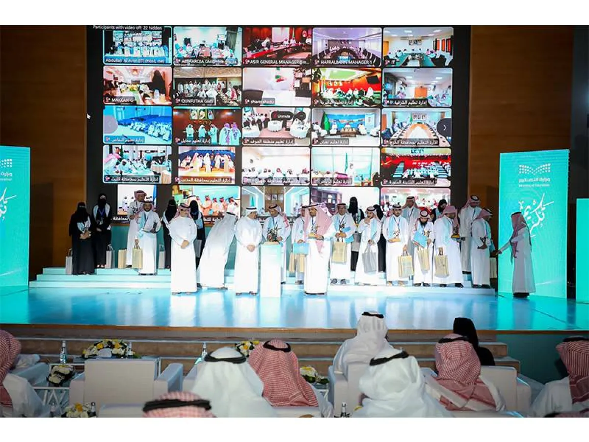 وزير التعليم السعودي يكرم المعلمين والمعلمات المتميّزين في نتائج اختبارات الرخصة المهنية - الصورة من حساب الوزارة على تويتر